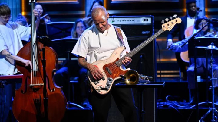 Flea se la dio contra una puerta de vidrio del baño y terminó en la guardia