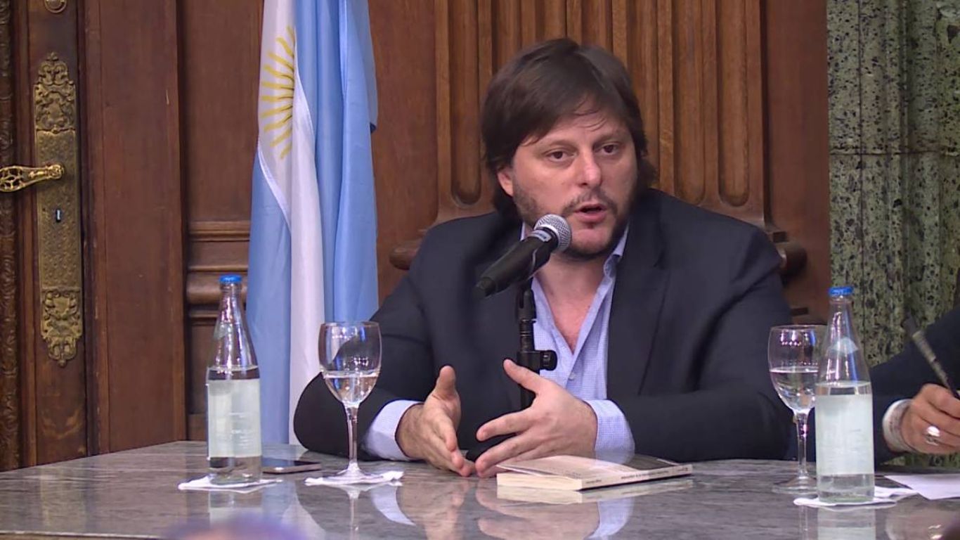 Leandro Santoro: “Durante la gestión de Vidal la policía perdió el 30% del salario”