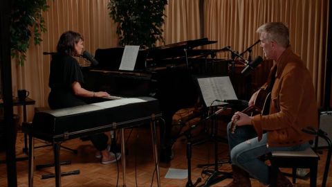 Escuchá a Josh Homme y Norah Jones haciendo “Somethin´ Stupid”