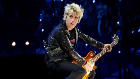 El cantante de Green Day enojado con un fan que se subió a tocar con él