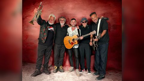 Mano Custodio y Los Auténticos Decadentes juntos en una nueva versión de "Fósforo"