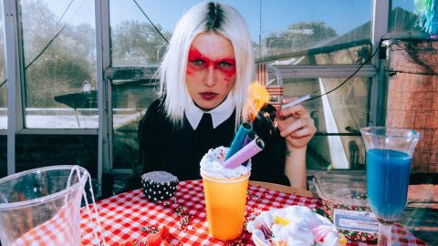¿Escuchaste a NIKKÖ? Oscuridad, canción y un cruce con Mariana Enriquez